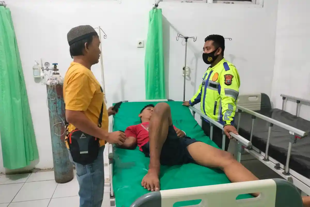 Laka Lantas Sepeda Motor Terjadi di Depan SMA N 4 Pabatu, Polisi Gerak Cepat Evakuasi Korban 