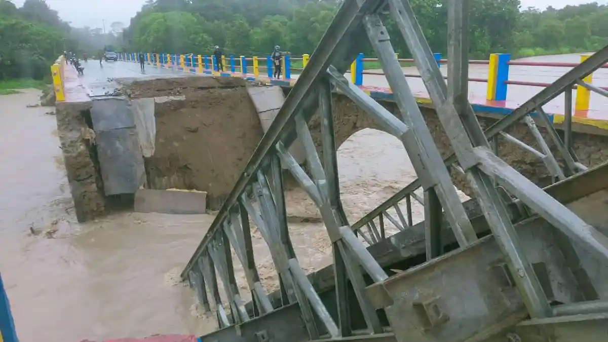 Jembatan Wai Mer Teluk Waru SBT Ambruk, Akses Jalan Bula - Airnanang Putus