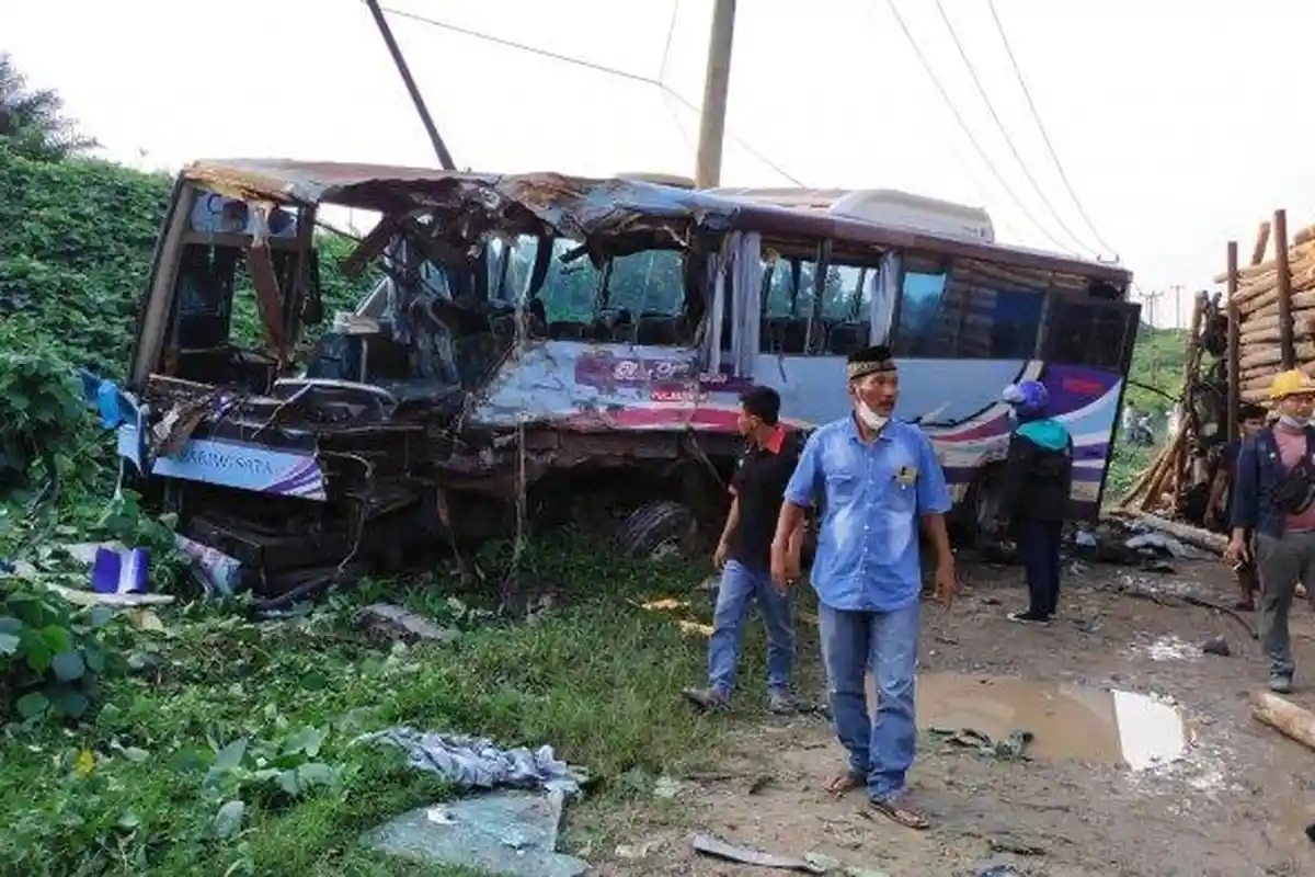 Kecelakaan Maut, Seorang Tewas dan Belasan Jadi Korban, Bus Karyawan Ringsek Tabrakan dengan Truk