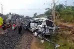 mobil-ditabrak-kereta-api.jpg