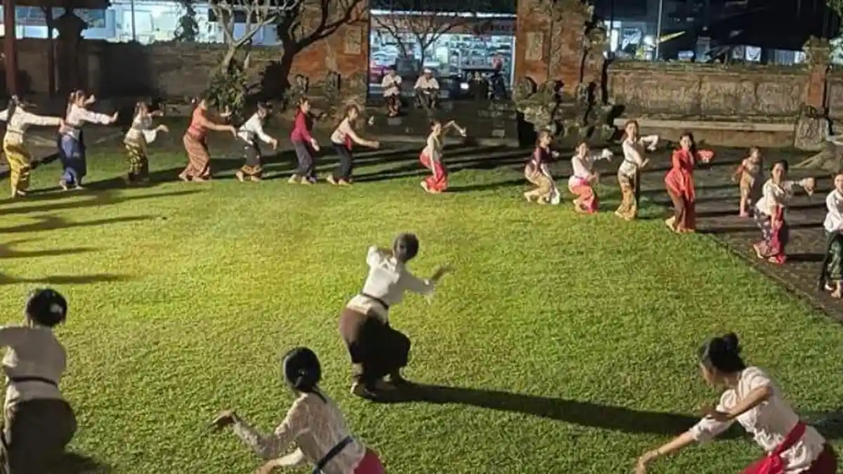 Yowana Bale Agung Kerambitan Garap Tari Rejang Pangenteg Jagad