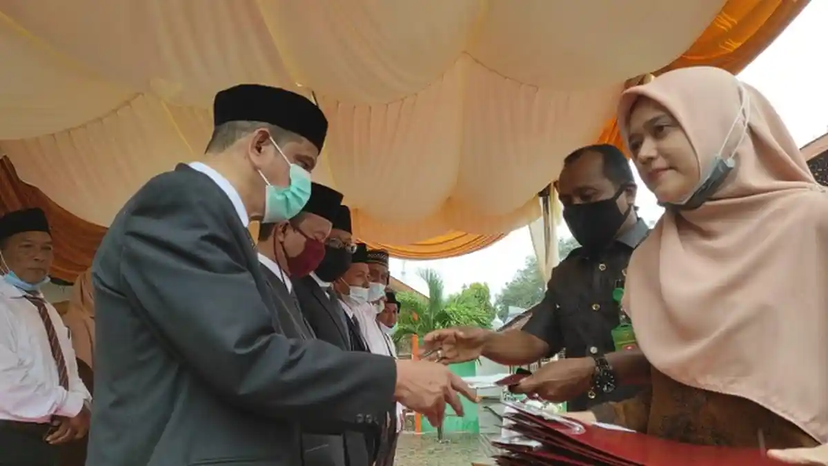 Peringatan Hari Amal Bakti di Pidie di Bawah Guyuran Hujan, 34 Pensiunan Guru Terima Santunan