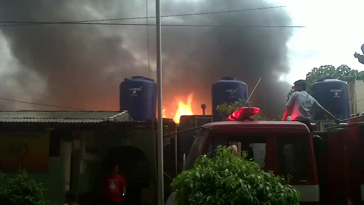 Kebakaran Terjadi di Belakang Kompleks Ilir Barat Permai