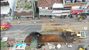 Sebuah-jalan-utama-di-Tabanan-amblas-usai-diterjang-hujan-deras.jpg