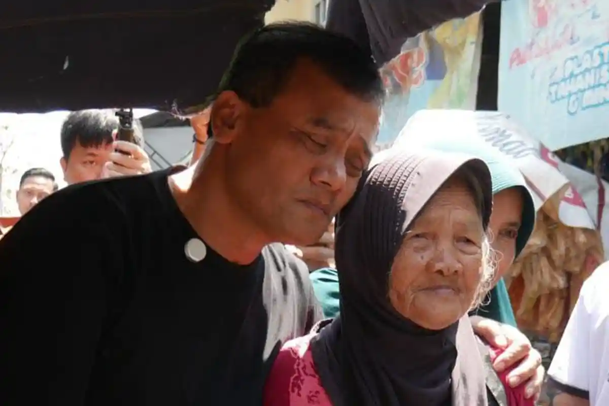 Borong Dagangan dan Bagikan Gratis, Ahmad Luthfi Bikin Heboh Pasar Bunder Sragen