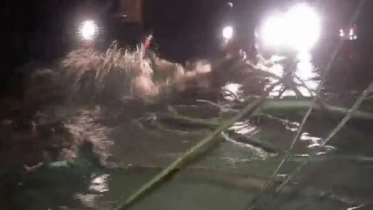 Banjir di Mamuju Utara, Jalur Trans Sulawesi Amblas