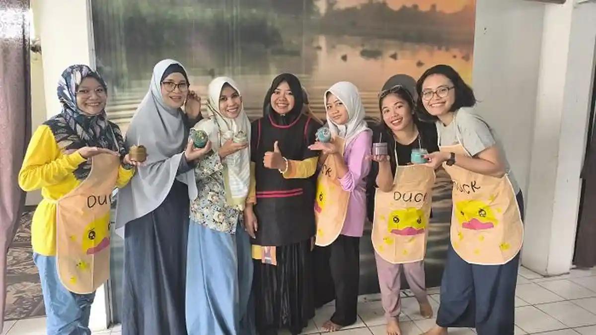 Cara Mengubah Minyak Jelantah Jadi Lilin Aromaterapi Dibagikan Komunitas Crafter Sultra di Kendari