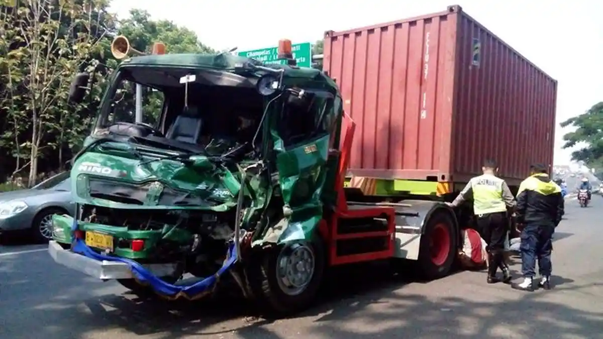 BREAKING NEWS: Tabrakan Dua Truk Tronton, Kedua Kaki Kondektur Tergencet