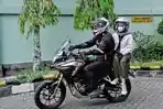 membonceng-motor-menghadap-samping.jpg