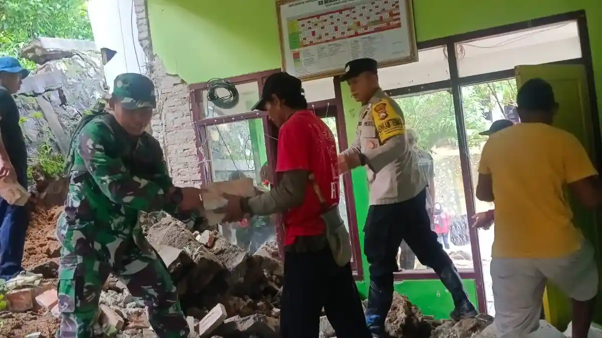 Bencana Tanah Longsor di Trenggalek, Ruang Kelas SD Jebol Diterjang Material Longsor