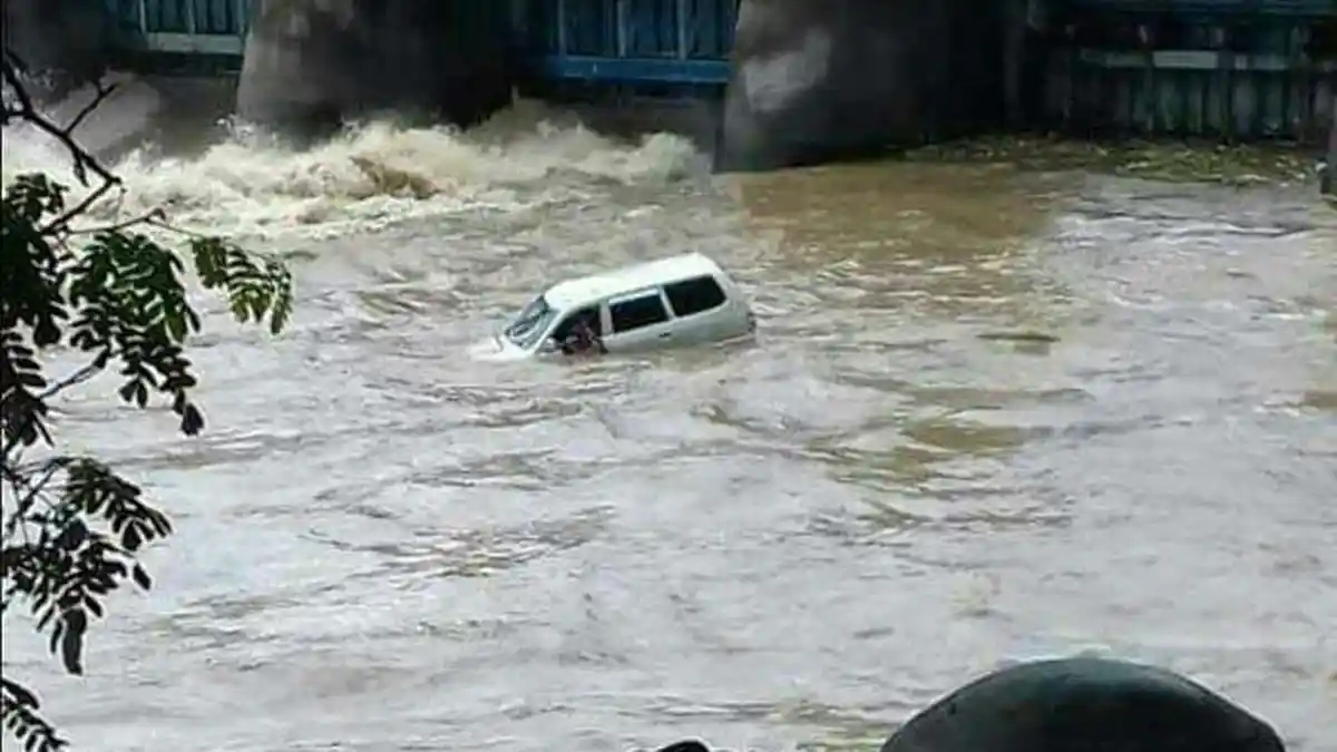 BREAKING NEWS: Satu Penumpang Mobil yang Tercebur di Sungai Brantas Berhasil Ditemukan