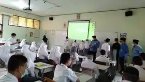 wagub-jabar-uu-ruzhanul-ulum-meninjau-pelaksanaan-ptm-100-persen.jpg