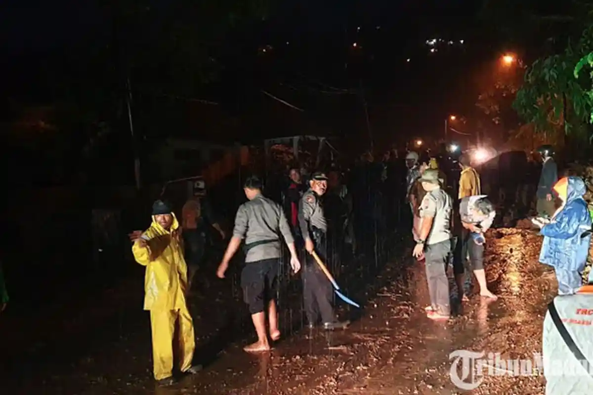 Akses Jalan Claket-Trawas Terputus, Hujan Deras Buat Tebing 30 Meter di Pacet Mojokerto Longsor