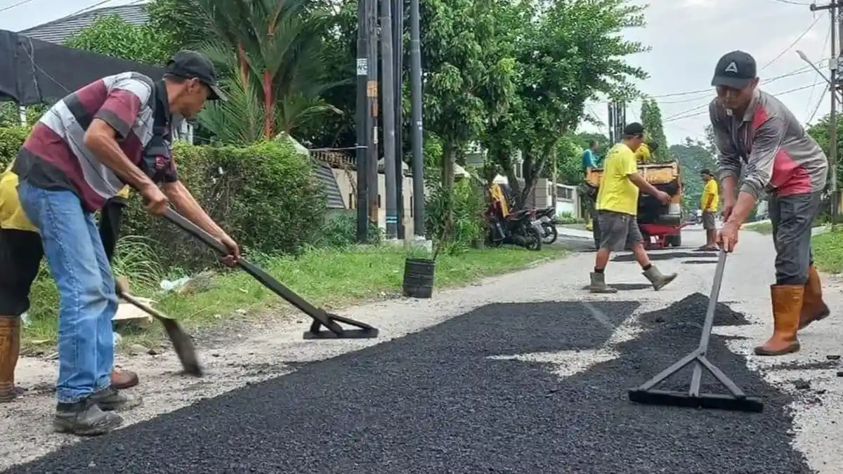 Wujudkan Program Walikota Medan Bobby Nasution, Dinas PU Tambal Jalan Tinta Kecamatan Medan Petisah