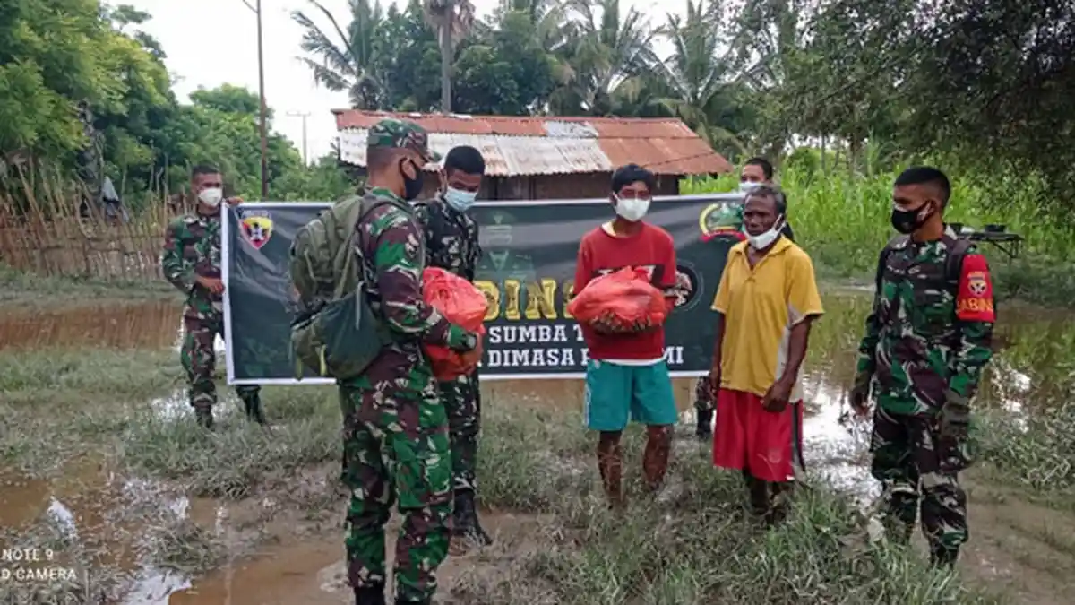 Kodim 1601 Sumba Timur Bantu Sembako bagi Korban Bencana Banjir 