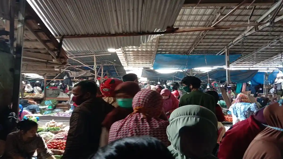 WARGA Menumpuk di Pasar, Dirut PD Pasar Palembang Jaya Klaim Selama PSBB Pasar Tetap Buka