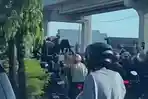 Diduga Hindari Sepeda Motor, Angkot Jurusan Kertapati-Ampera Terbalik di Depan UKB Palembang