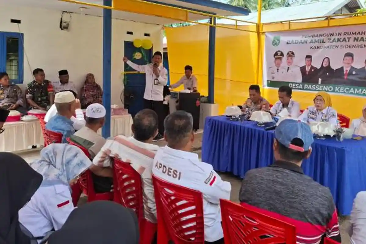 Pemkab Sidrap dan Baznas Serahkan Bantuan RTLH untuk Korban Kebakaran di Baranti