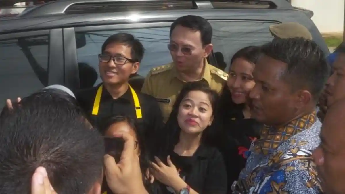 Kocak ! Niatnya Mau Demo Ahok, Warga Malah Selfie Bareng