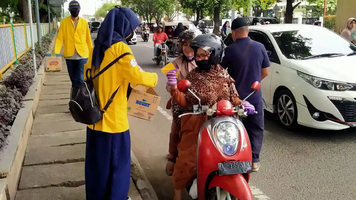 Cegah Corona, Mahasiswa Politeknik Lhokseumawe Bagi Masker ke Pengguna Jalan