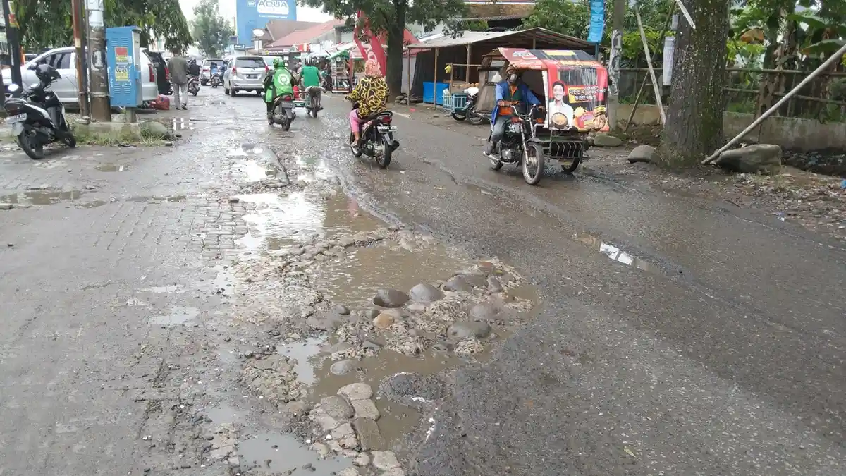 Warga Keluhkan Perbaikan Jalan Karya Wisata, Camat : Belum Ada Kejelasan dari Dinas PU