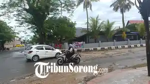 20250709_jalan-rusak-di-kota-sorong.jpg