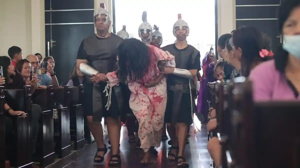 Tablo Kisah Sengsara Yesus Karya OMK St. Theresia Balikpapan Tampilkan Visual Penuh Makna