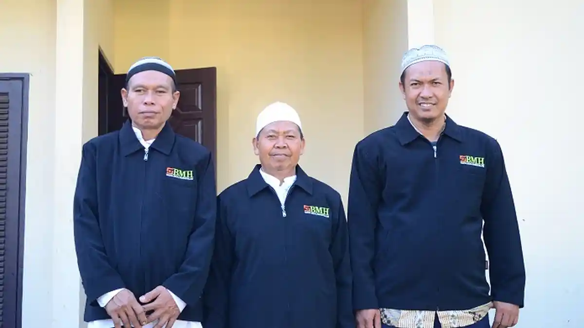 Laznas BMH Berangkatkan Dai Tangguh Umroh