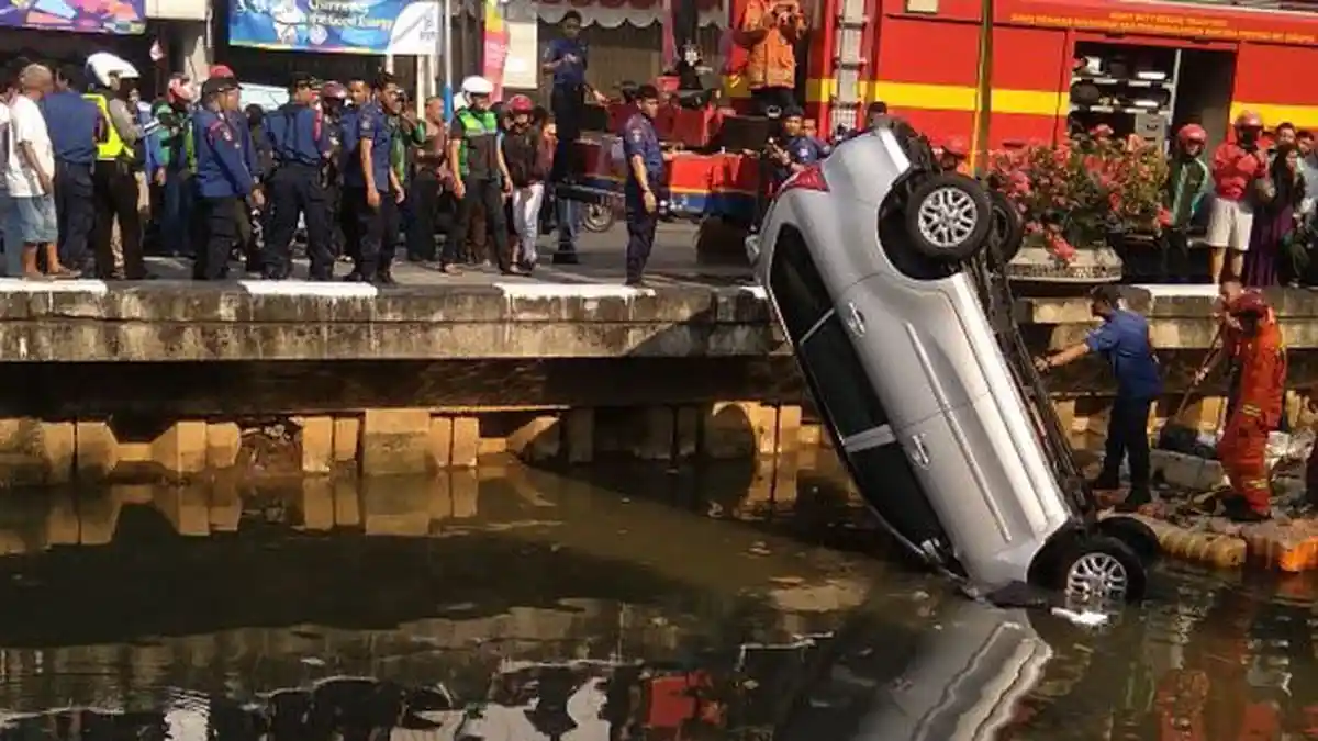 Mobil Minibus Nyebur Kali di Tamansari, Tiga Penumpangnya Luka-luka
