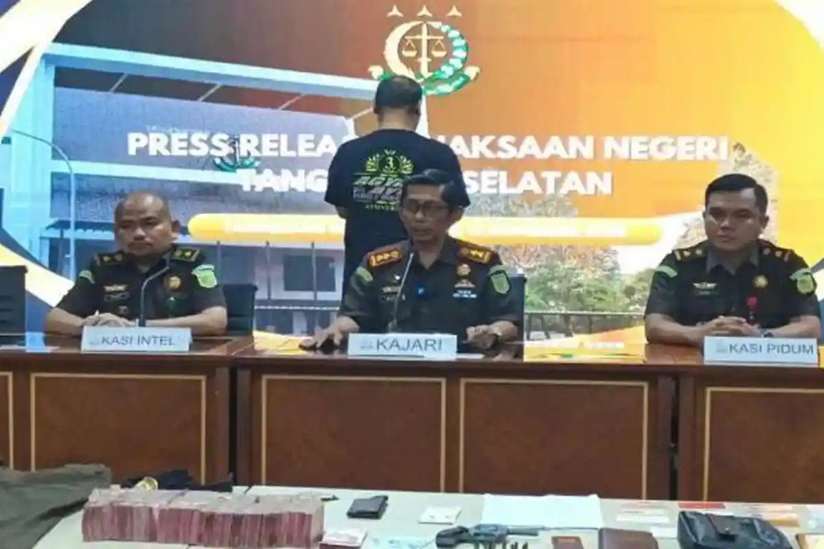 Terkuak! Modus Licik TRM, Mantan Jaksa yang Tipu Warga Ratusan Juta dan Simpan Senjata Api