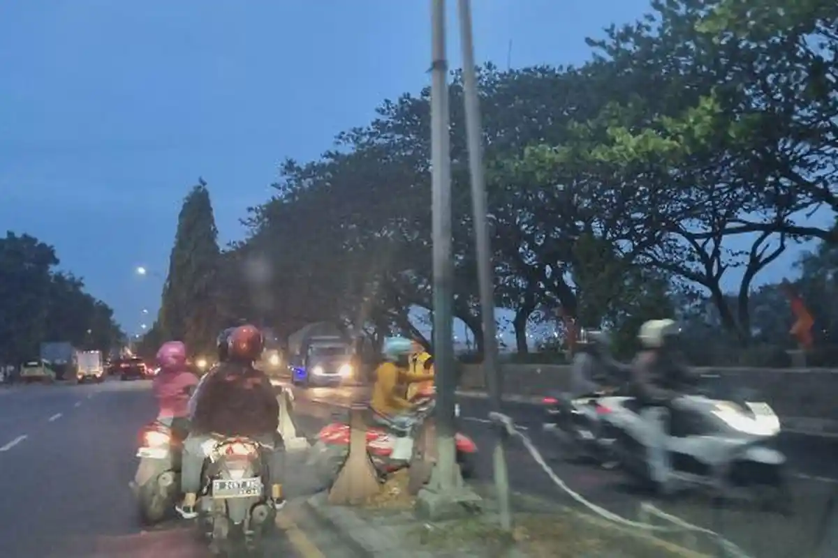 Pantesan Rebutan Hingga Carok, Segini Hasil ‘Pak Ogah' Depan SPBU Waduk Bunder Gresik 7,5Juta/Bulan