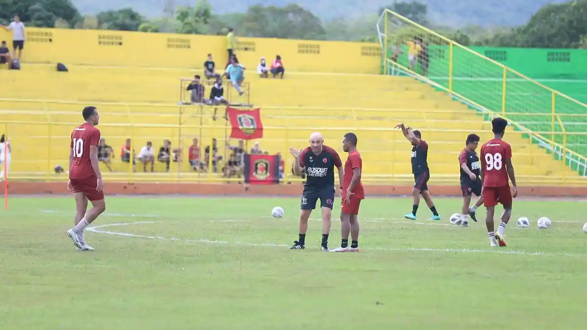Foto: PSM Makassar Uji Stadion Gelora BJ Habibie Jelang Hadapi Sulut United - Pemain-PSM-Makassar-melakukan-uji-coba-lapangan-1.jpg