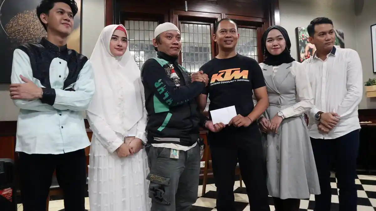 AMP Beri Santunan Ke Pengemudi Ojol Korban Kecelakaan Serta Gelar Aksi Bagi-Bagi 1000 Takjil Gratis