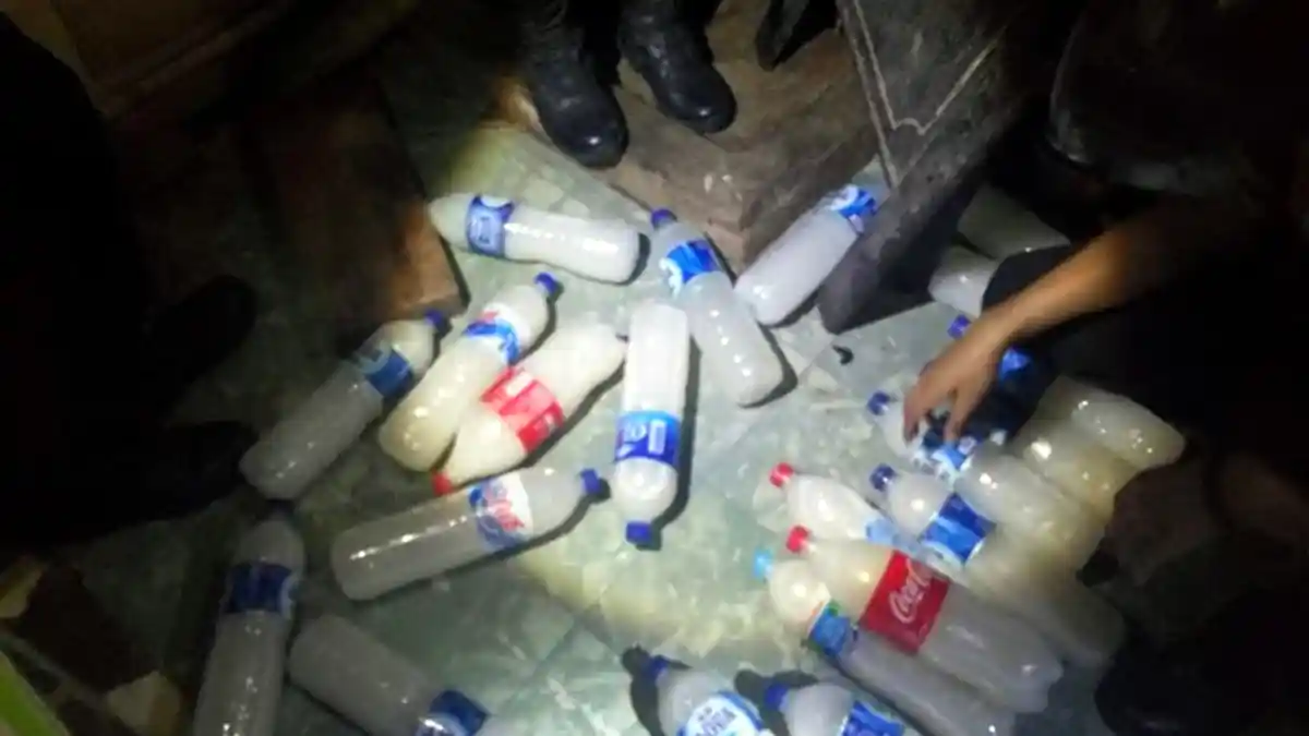 Puluhan Botol Minuman Keras Khas Makassar Disita, Penjualnya Kabur