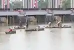 Kehidupan Nelayan Pencari Cacing Sutera di Tangerang