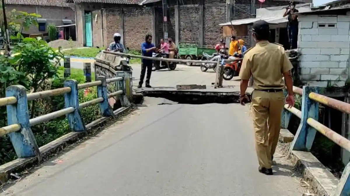 Jembatan Akses Jalan Utama Desa Klumutan Madiun Ambles, Warga 4 Dusun Harus Putar Tiga Kali Lipat