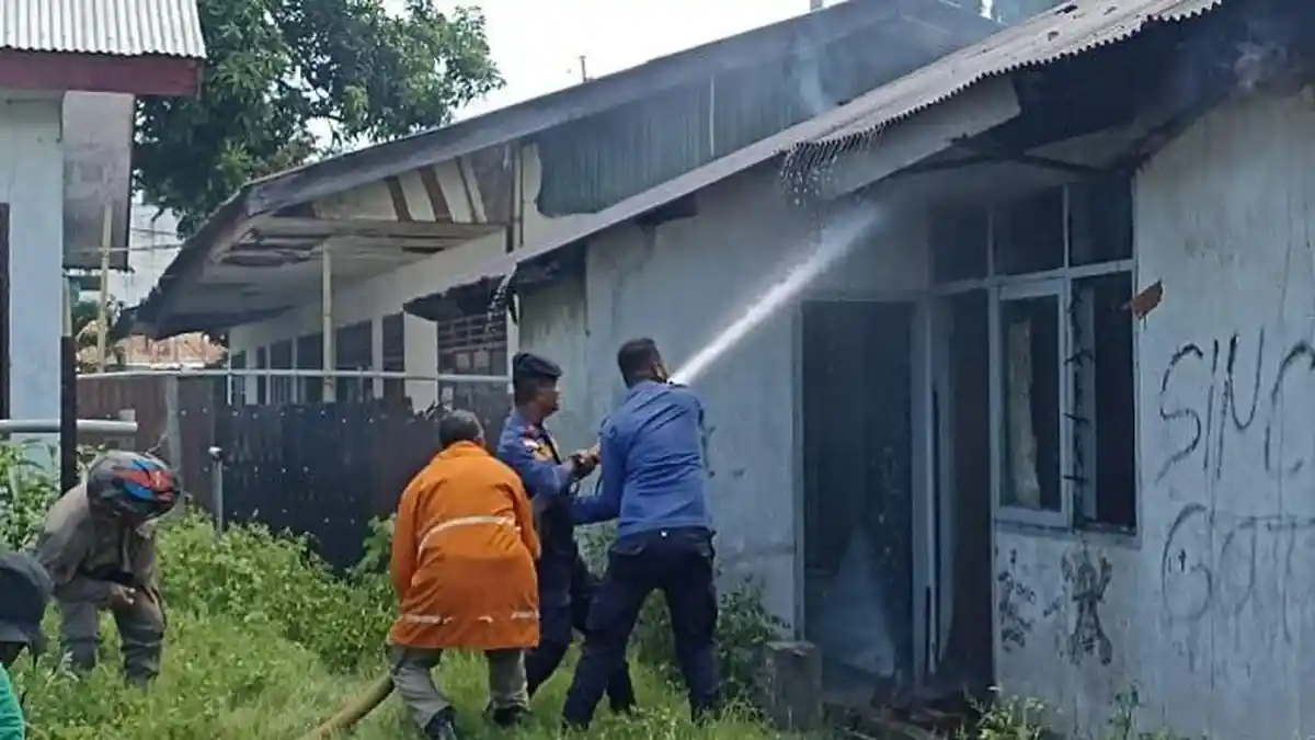 Diduga Korsleting Listrik, Bangunan Tua Pustu Beru Sikka Terbakar