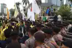 Saling Dorong Warnai Demo Mahasiswa di Patung Kuda