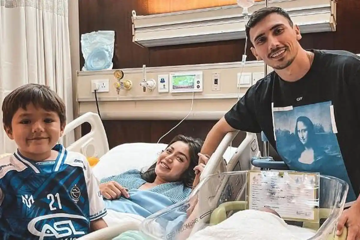 Jessica Iskandar Melahirkan, Istri Vincent Verhaag Pamerkan Senyum Bahagia Peluk Putra Kedua