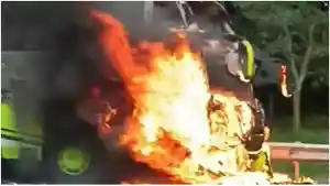 Bus-pariwisata-terbakar-di-ruas-Tol-Cikopo-Palimanan-Cipali.jpg