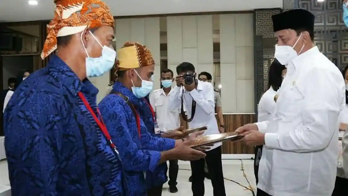 Pemprov Banten Serahkan Sertifikat Tanah, Wahidin Halim: Bentuk Perhatian Pemerintah