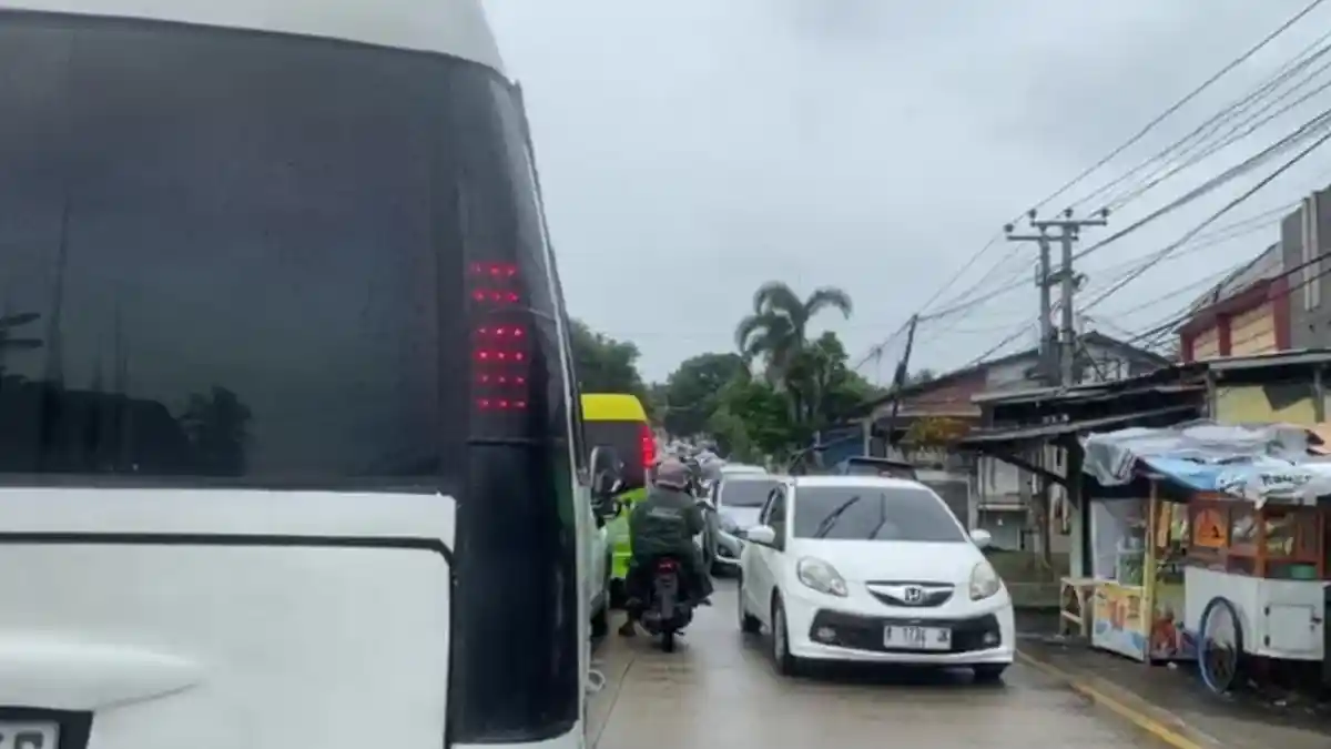 Jalur Menunju Pantai Anyer Lumpuh, Kendaraan Terjebak Macet Berjam-jam