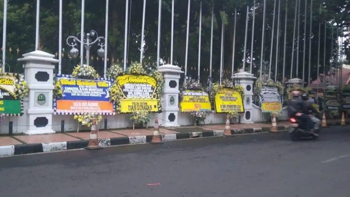Rumah Dinas Gubernur Jawa Barat Ridwan Kamil Dipenuhi Karangan Bunga