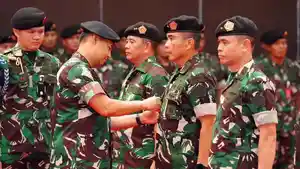 Sertijab-Kapuspen-TNI-dari-Mayjen-Nugraha-Gumilar-kepada-Brigjen-Hariyanto.jpg