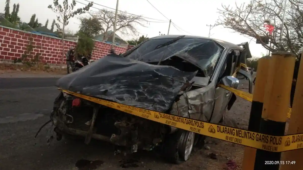 Di Kota Kupang, Mobil  ini Terguling Usai Menabrak Pagar Hotel Ina Boi
