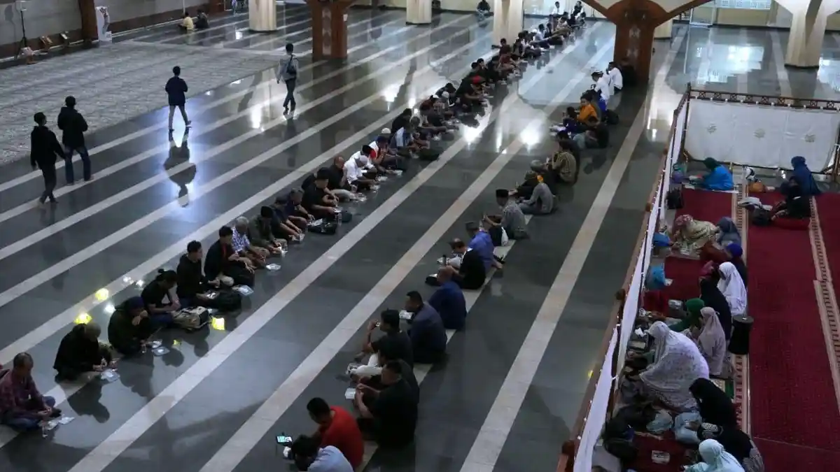 Warga Berbuka Puasa Ramadan 1446 H di Masjid Pusdai Jabar