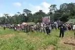 Ribuan Masyarakat Mimika Saksikan Aksi Terjun Payung