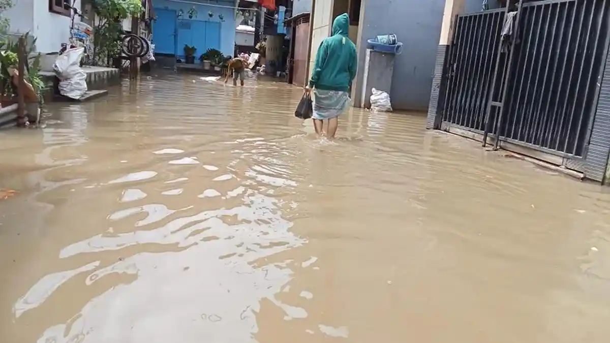 Banjir Masih Genangi Kawasan Rawa Buaya Jakbar usai Hujan Intensitas Tinggi