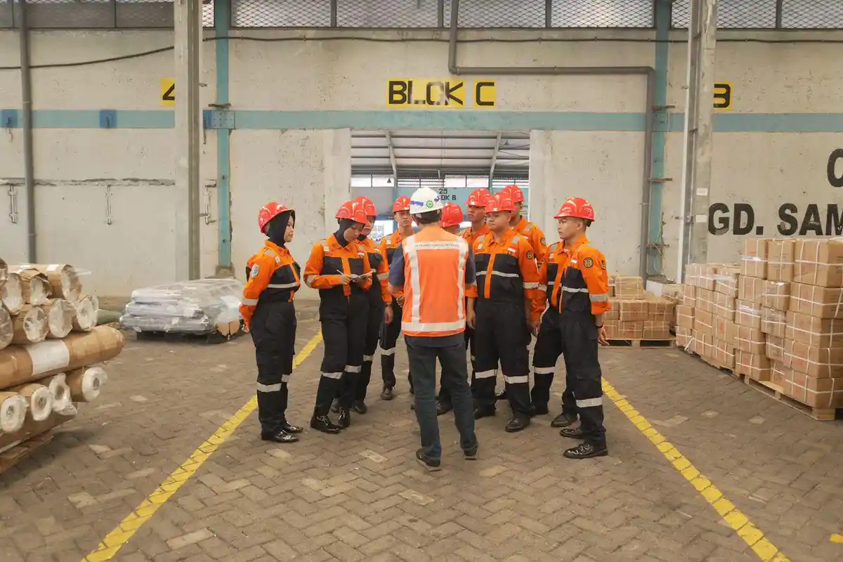 Sinergi Pendidikan dan Industri: Taruna PIP Semarang Prodi TALK Kunjungi Gudang CFS Pelindo