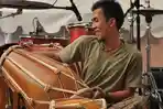 menabuh-kendang.jpg